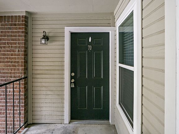 2nd image of 901 Balcones Dr APT 70