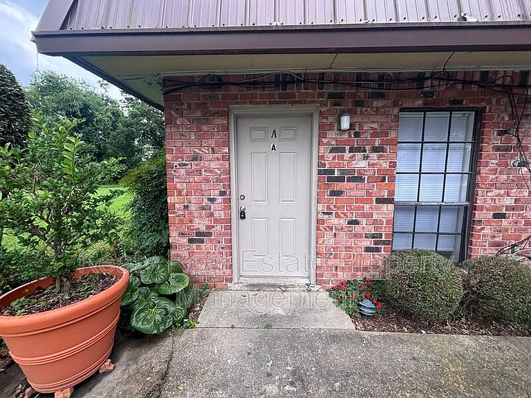 125 Country Ln #A — Photo 1