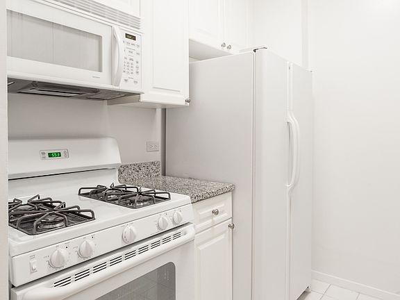 5th image of 99 Battery Pl APT 10R