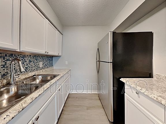 4th image of 204 W 61st St