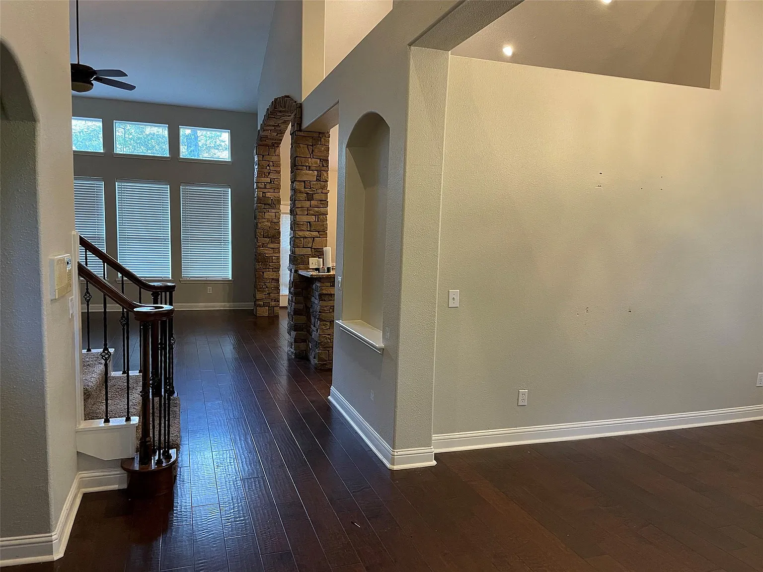 4 bed, 2.5 bath, 2895 sqft, $3,900 — Photo 3