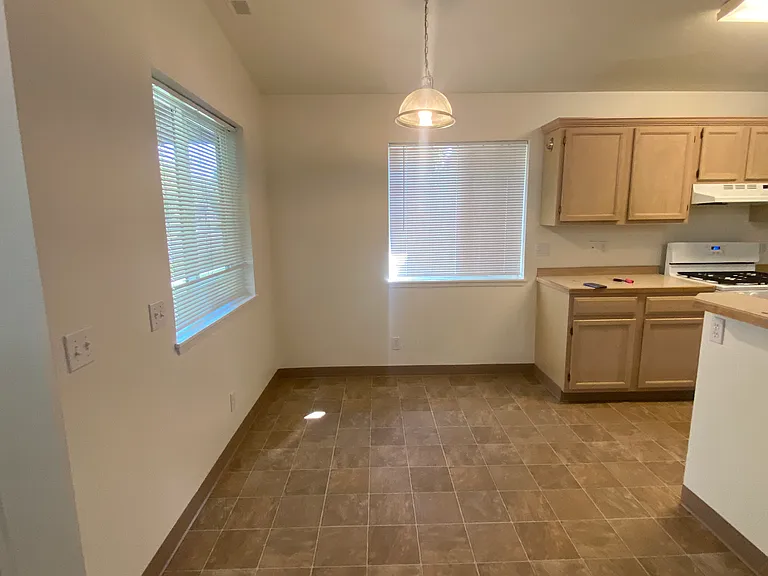 2124 NE Linnea Dr — Photo 8