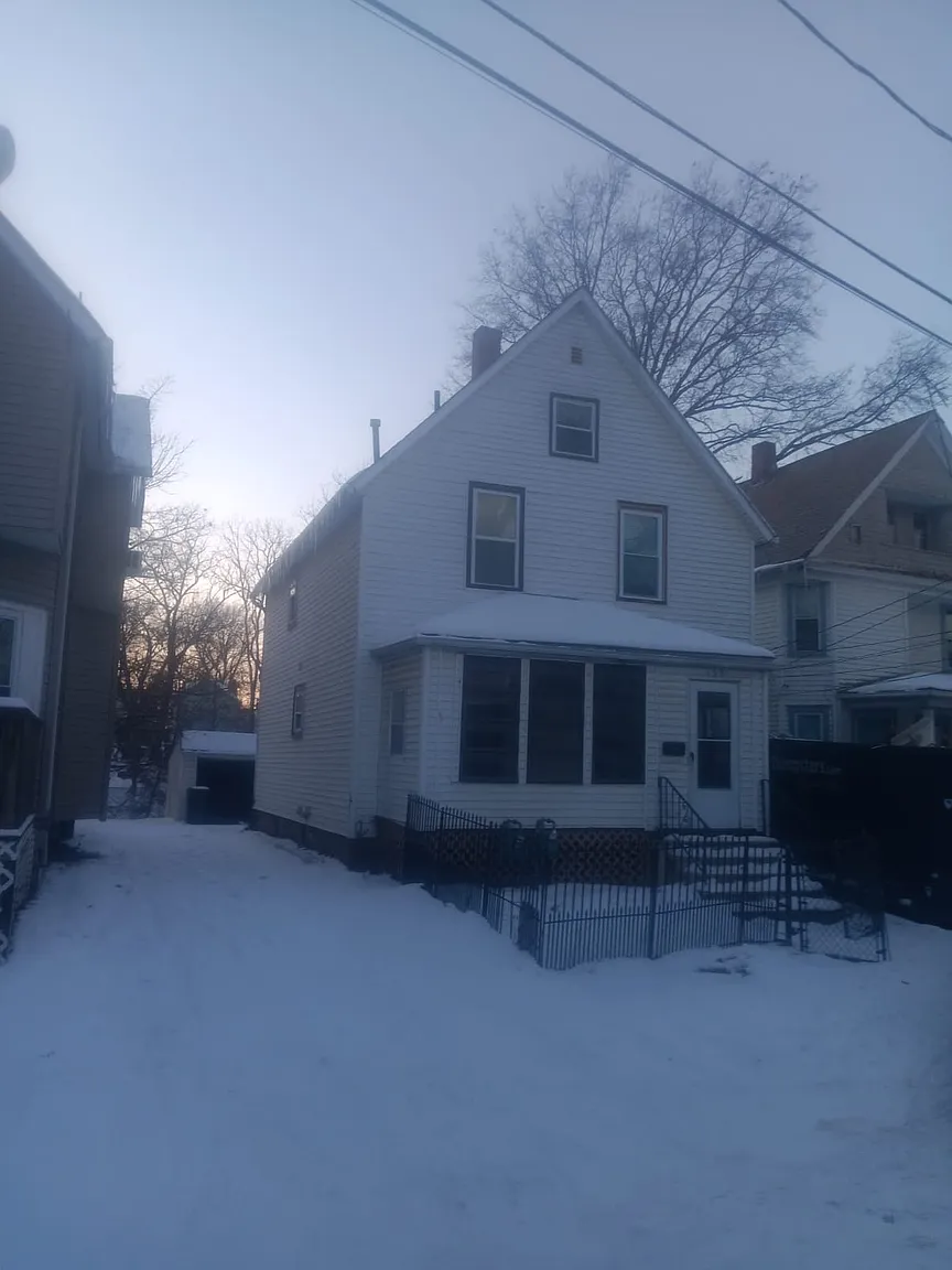 133 1/2 Charles Ct #1 photo 1