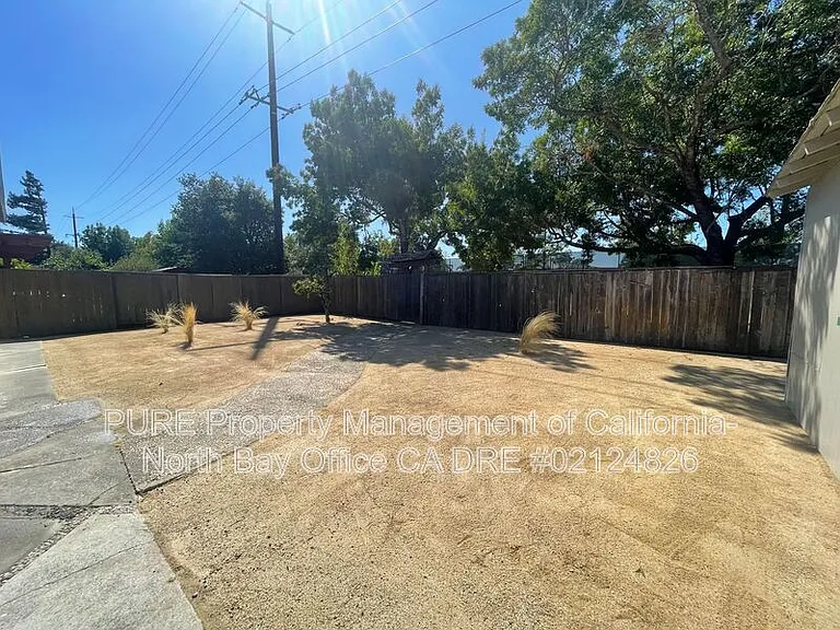 1521 E Madison St — Photo 13