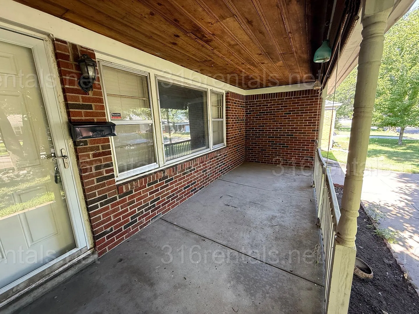 $1100 **Coming Soon** - 2 Bedroom / 1 Bathroom - Single Family Home — Photo 2