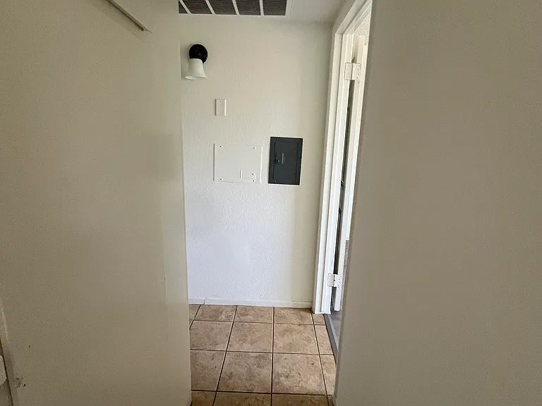 Lennox Lanai Apartments — Photo 16