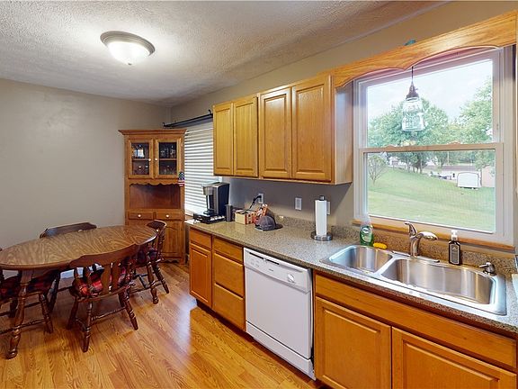3rd image of 113 Oak Dr