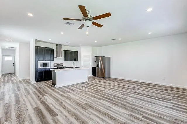 3 bed, 2.5 bath, 1913 sqft, $2,400 — Photo 3