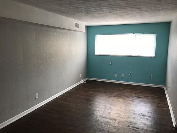 4th image of 1015 Forest Ct