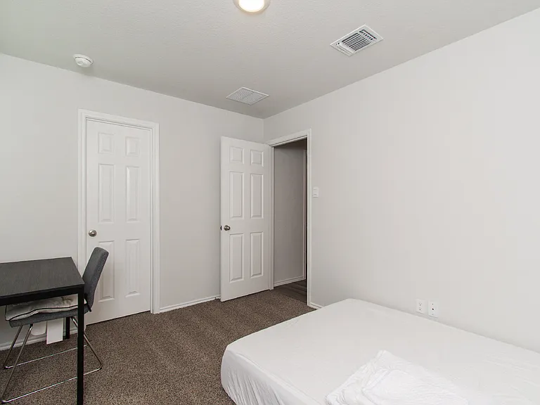 1916 Deodar Dr — Photo 16
