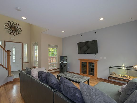 5th image of 127 Cedar Falls Dr