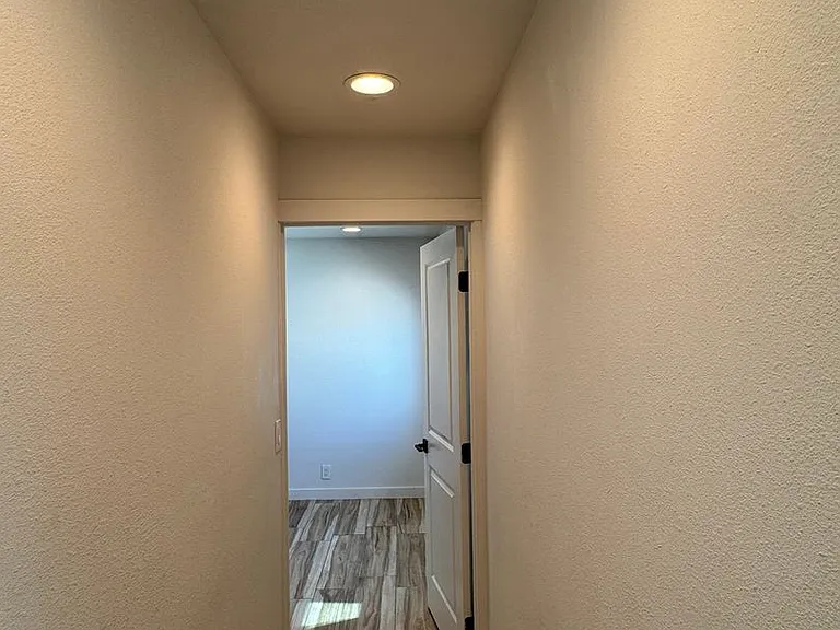 !! Move-In Special !! Cozy Carson Back House With Skylights & Washer/Dryer — Photo 17