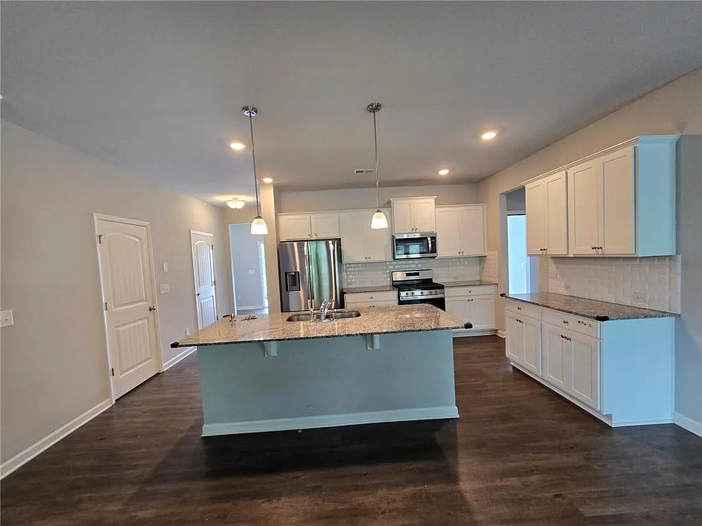 4 bed, 2.5 bath, 2709 sqft, $2,300 — Photo 2