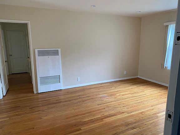 3rd image of 1417 Ocean Park Blvd APT C