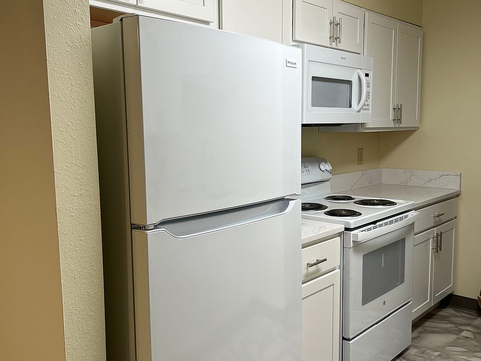 Kitchen with stove, refrigerator, micro hood.