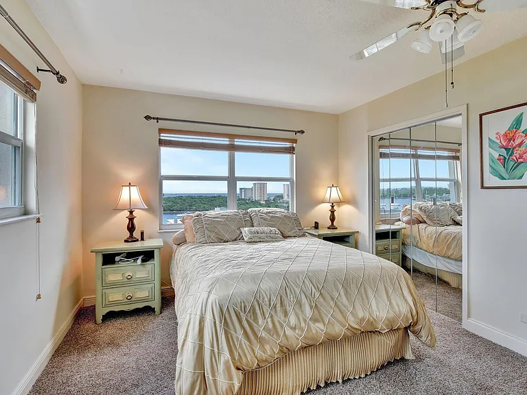 2555 NE 11th St #Penthouse 09 — Photo 17