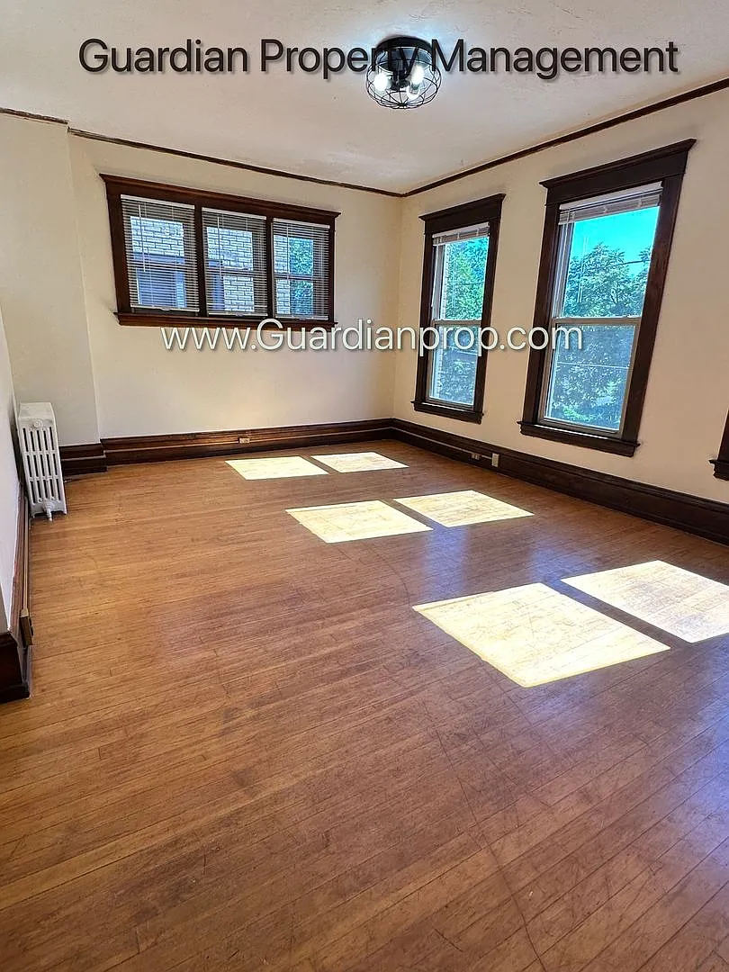 Renovated Uptown 3rd Floor Corner with Office Room, Hardwood Floors, Heat Paid, One Month Free — Photo 4
