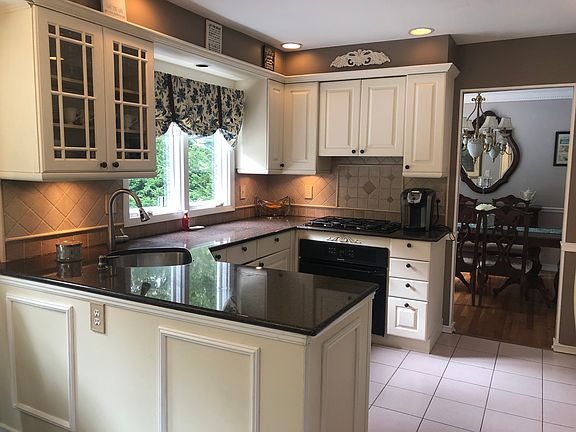 4th image of 32 Dogwood Dr