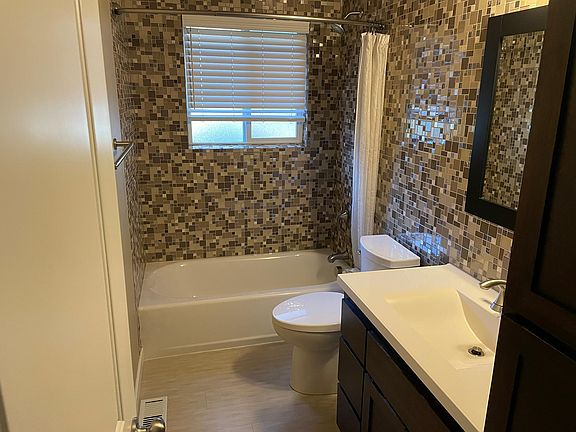 Main floor common bathroom