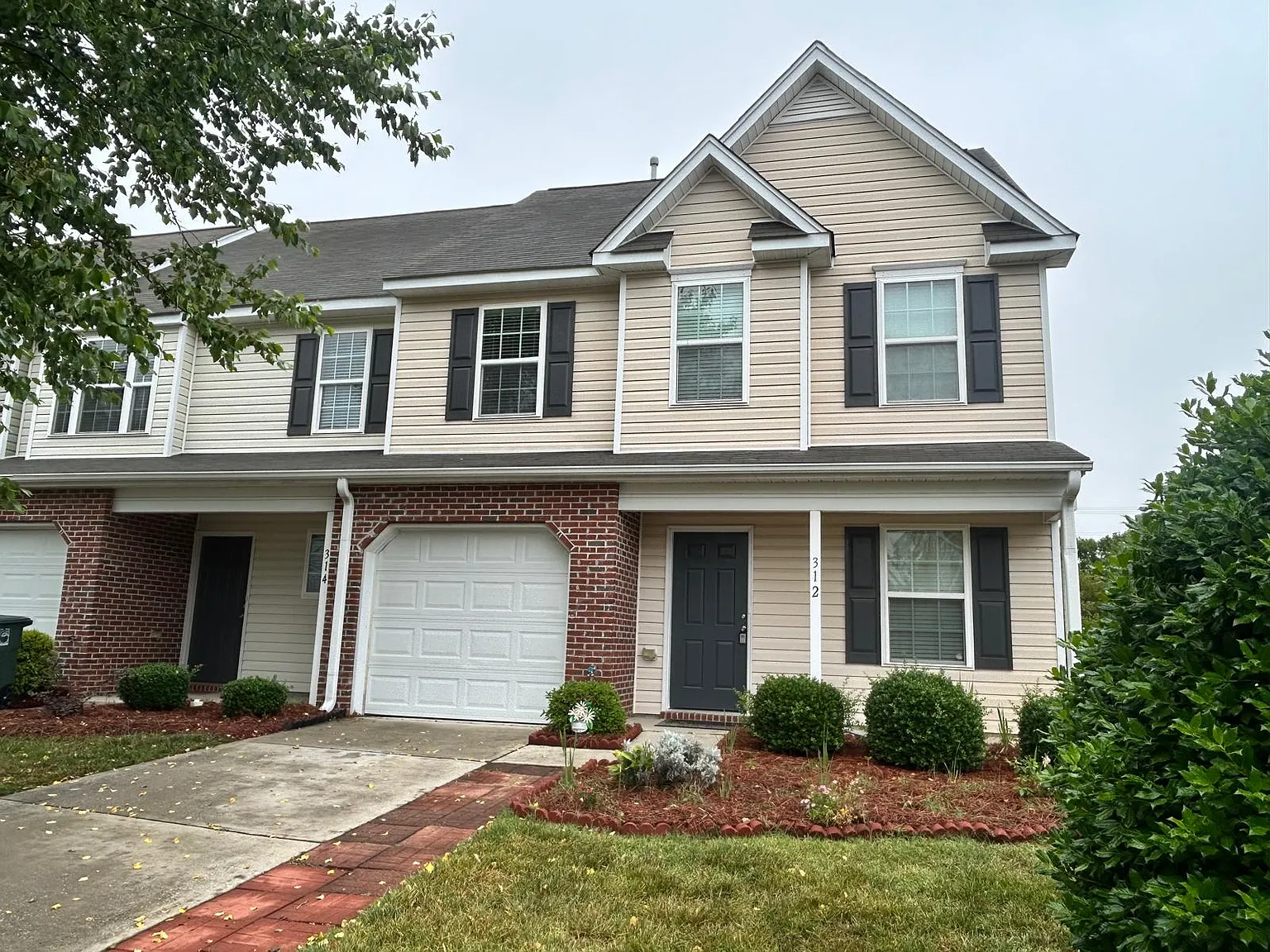 3 bed, 2.5 bath, 1595 sqft, $2,050 — Photo 1
