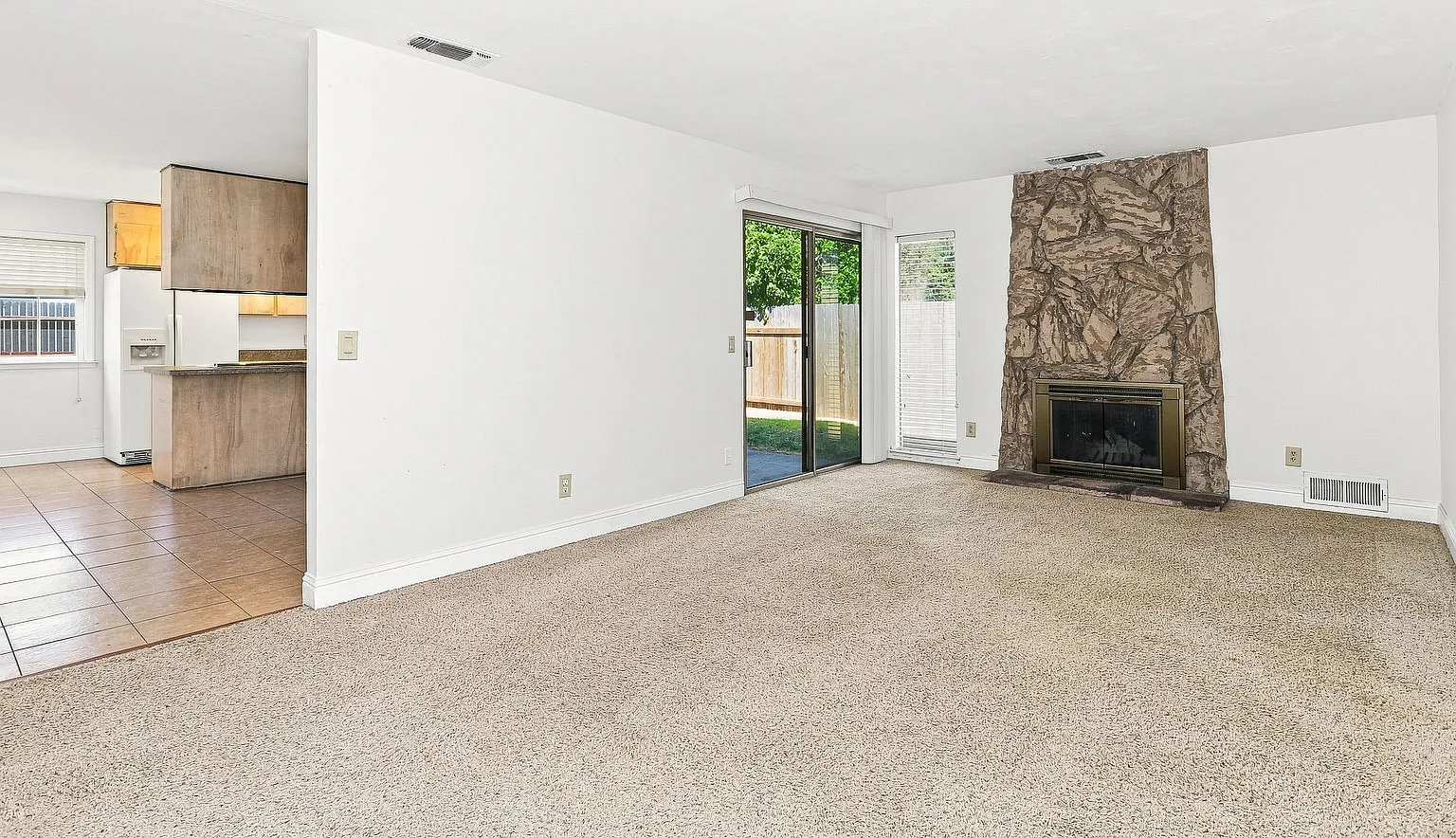 3 bed, 2.0 bath, 1353 sqft, $2,495 — Photo 2