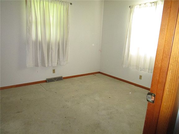 5th image of 1002 Illinois St