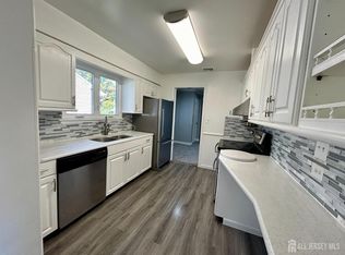 33 Eagle St, Iselin, NJ 08830