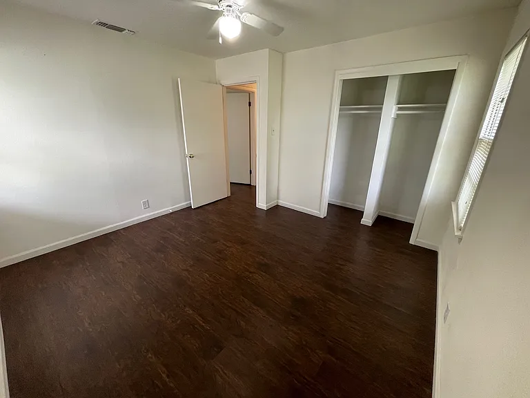 4749 Laverda Dr — Photo 33
