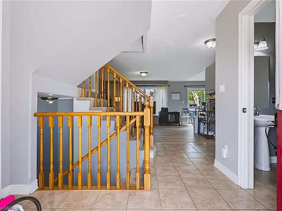 4th image of 24 Fallingbrook Cres