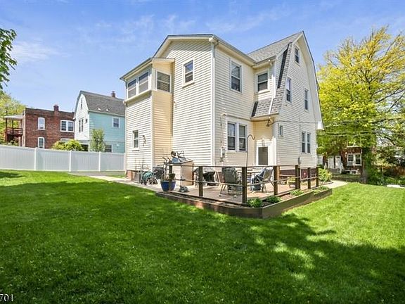 5th image of 11 Park Dr S