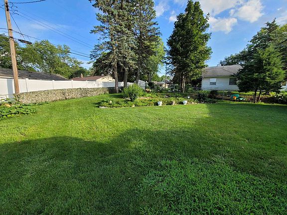 3rd image of 814 Woodland Dr