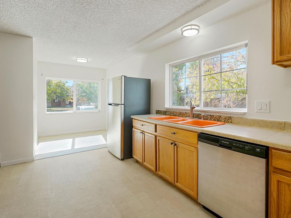 Kitchen & breakfast nook