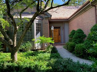 400 Oak Ridge Ct, Lake Bluff, IL 60044