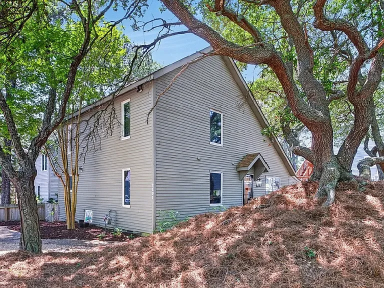 2101 Woodlawn Ave — Photo 20