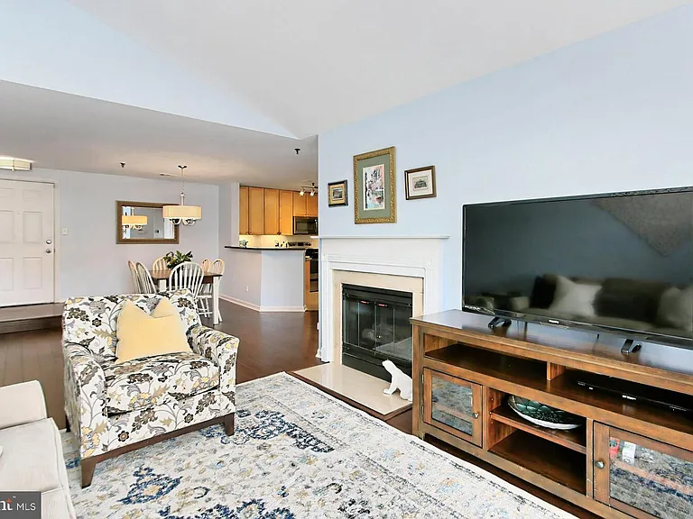 1100 Quaker Hill Dr #401 — Photo 7