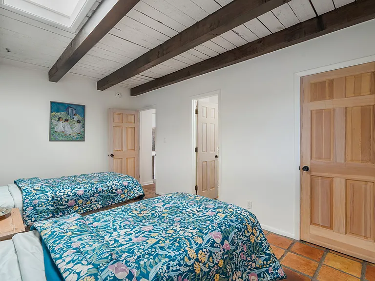Bedroom 3 / 2 Twin Beds / En Suite Bathroom