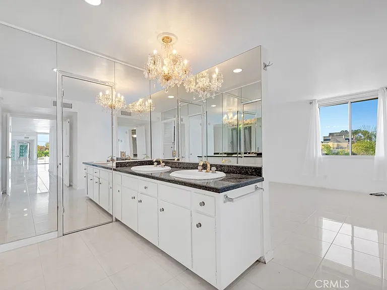 5301 Balboa Blvd — Photo 18