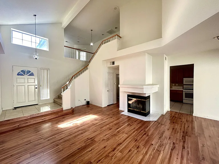864 Bramble Ln — Photo 3