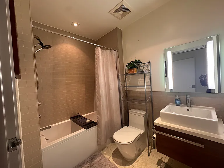 En suite bath 2