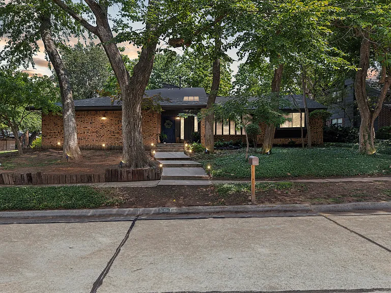 3911 Morrison Cir — Photo 2