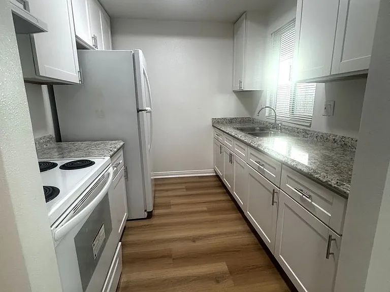 2219 Ruhland Ave — Photo 5