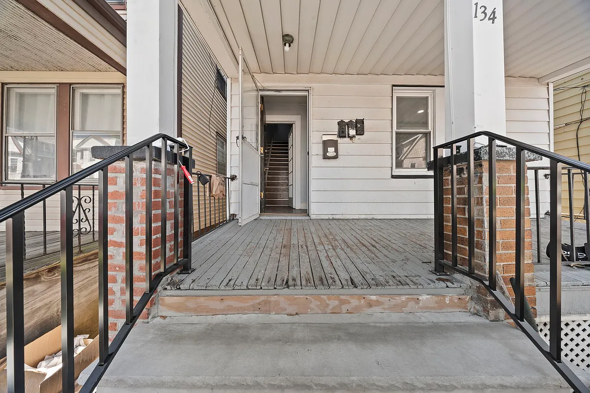 Building Photo - 134 Dewey St #2