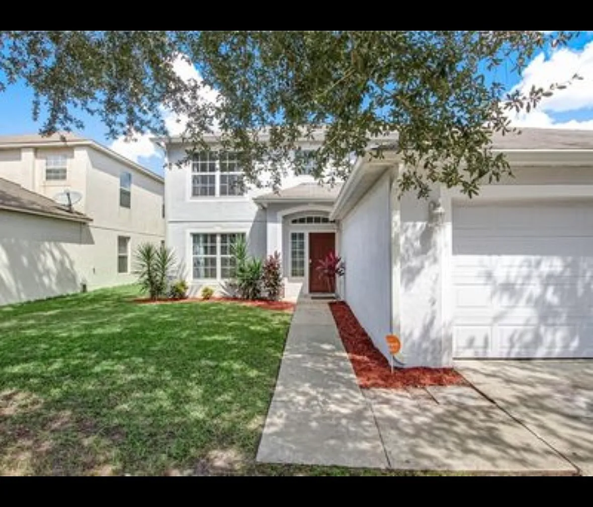 4 bed, 2.5 bath, 2216 sqft, $2,399 — Photo 2
