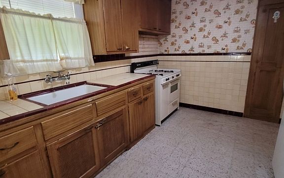 4th image of 1264 Coolidge Ave