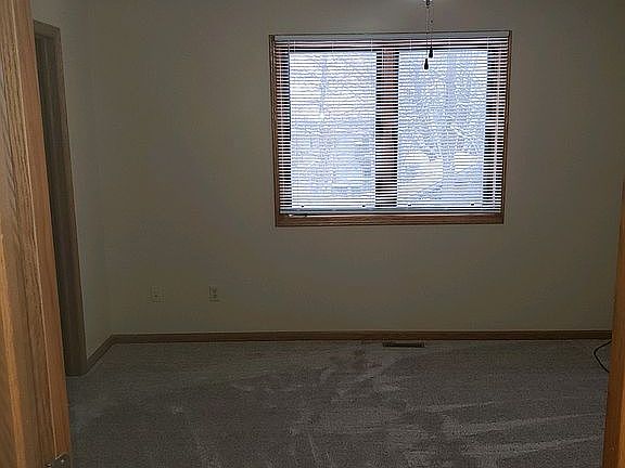 5th image of 627 Hodge St