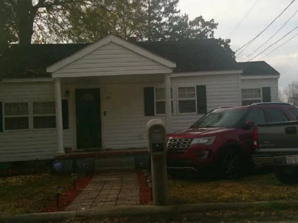 219 W Brocklyn St, Benson, NC 27504