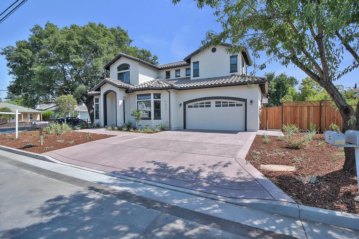 21800 Almaden Ave photo 1
