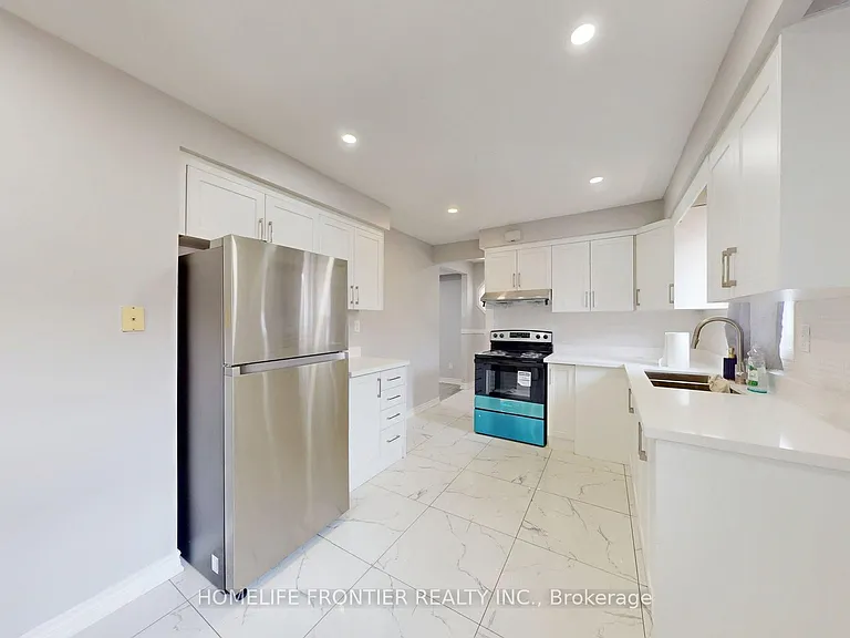 337 Hansen Rd N #UPPER — Photo 1