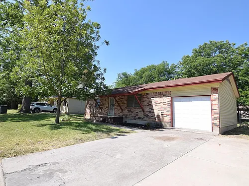 703 W Avenue F Photo 1
