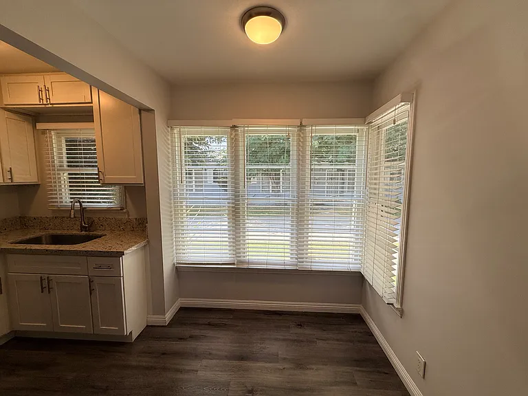 1813 W Victory Blvd — Photo 4